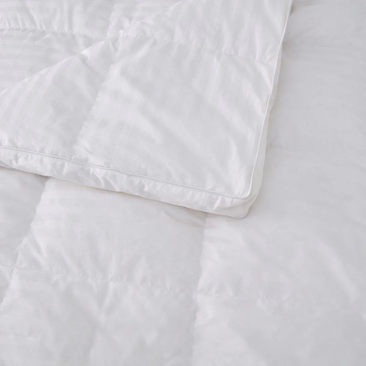 Deluxe Feather & Down Medium Weight Quilt - Image 3
